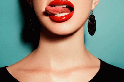 
Quando você faz Sexo Oral no seu parceiro, fica pensando se poderia ter feito melhor ou fica com receio de fazer algo errado? Esse é uma das maiores dúvidas de nossas seguidoras e clientes que acabam travando na hora de fazer sexo oral.
Existem algumas técnicas que podem deixar a prática muito mais excitante e prazerosa. Nesta publicação vou te explicar tudo que você precisa saber para fazer sexo oral de arrasar no seu parceiro: os cuidados a serem tomados, algumas “boas práticas” e claro, dicas super quentes que vão fazer ele ficar louco. Gostou? Então vamos lá…
O QUE É SEXO ORAL?
Conhecido e adorado 